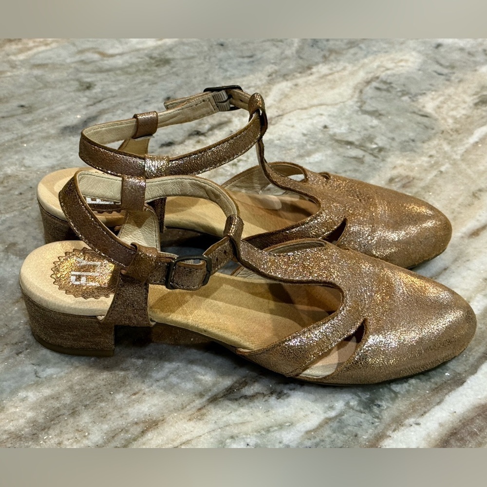 Women’s FLY LONDON Rose gold metallic T-strap low heel closed toe sandal Size 36 - Picture 3 of 8